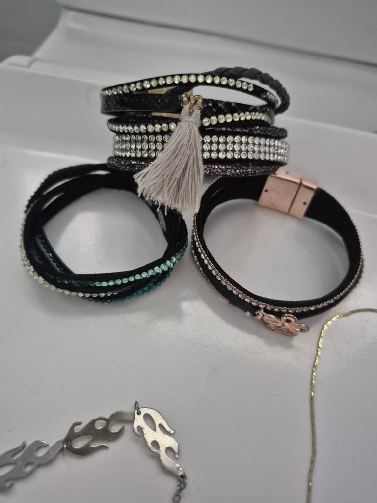 Bijoux et 2 huiles de bain a donner, Bijoux, Sacs & Beauté, Enlèvement