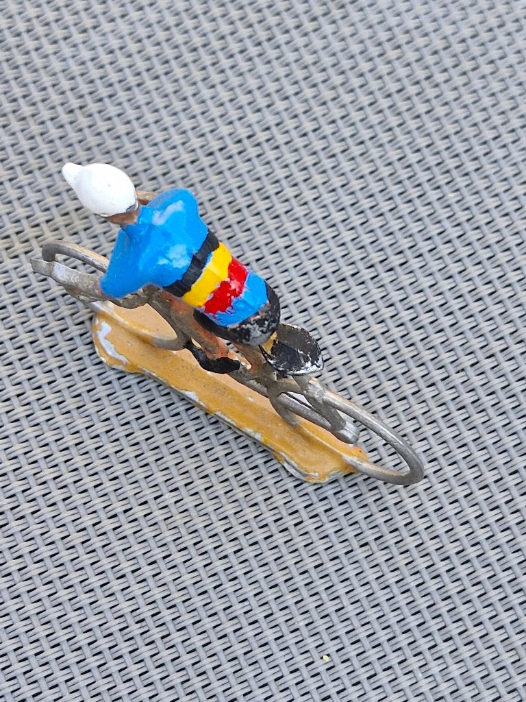 miniatuur coureurke in metaal BELGISCHE  LANDETRUI, Antiek en Kunst, Verzenden