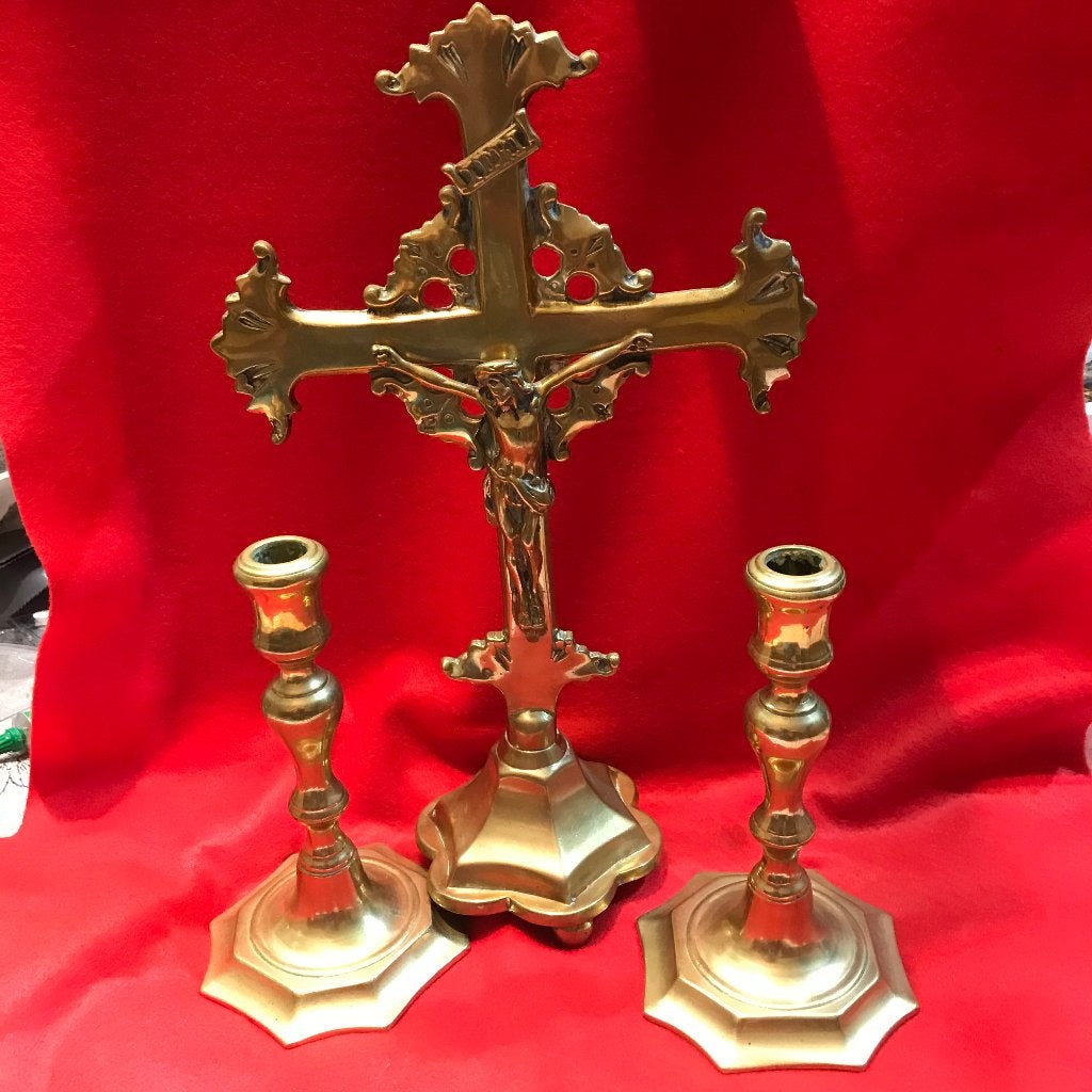CRUCIFIX ET DEUX BOUGOIRS EN CUIVRE, Antiquités & Art, Enlèvement, Cuivre