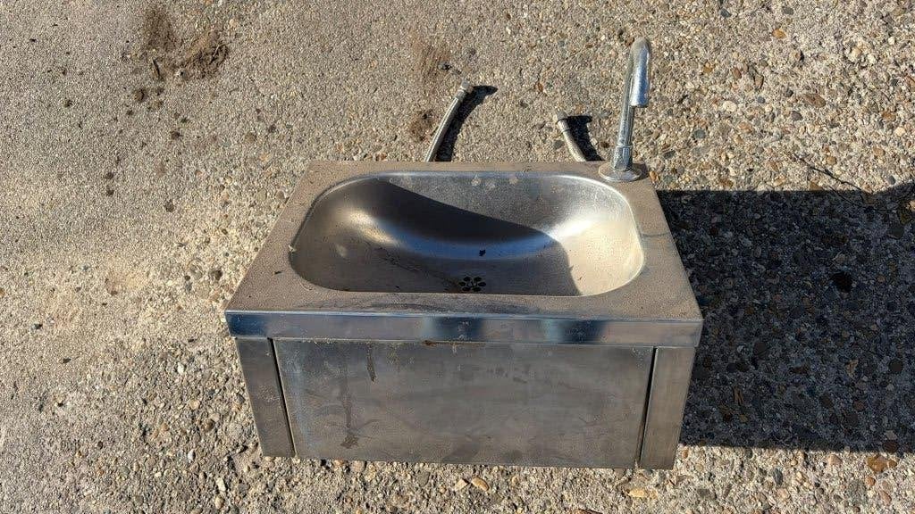 RVS handenwasbak met kniebediening, Ophalen, Gebruikt, Inox, Wastafel