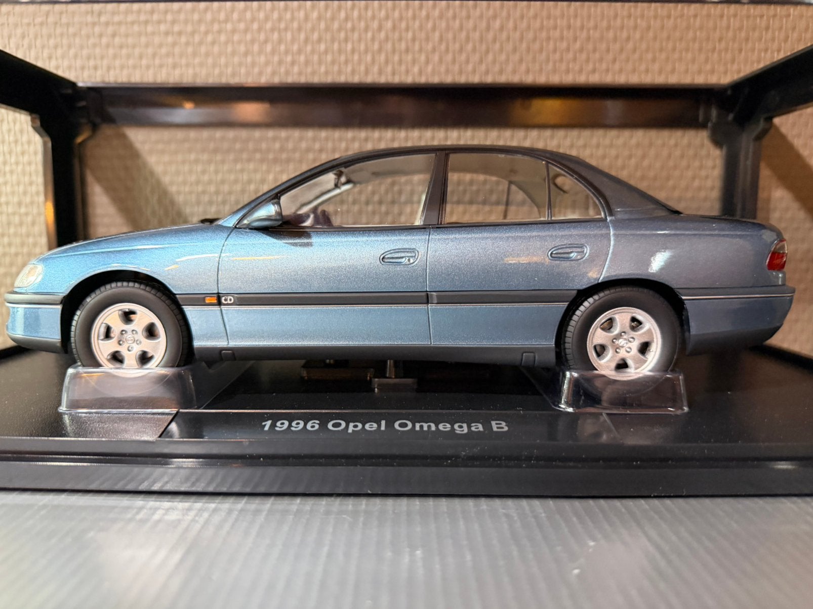 Opel Omega 1/18 triple 9 nieuw in originele verpakking, Ophalen of Verzenden, Nieuw, Auto, Overige merken