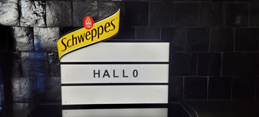 Shweppes lichtbak met letters, Ophalen