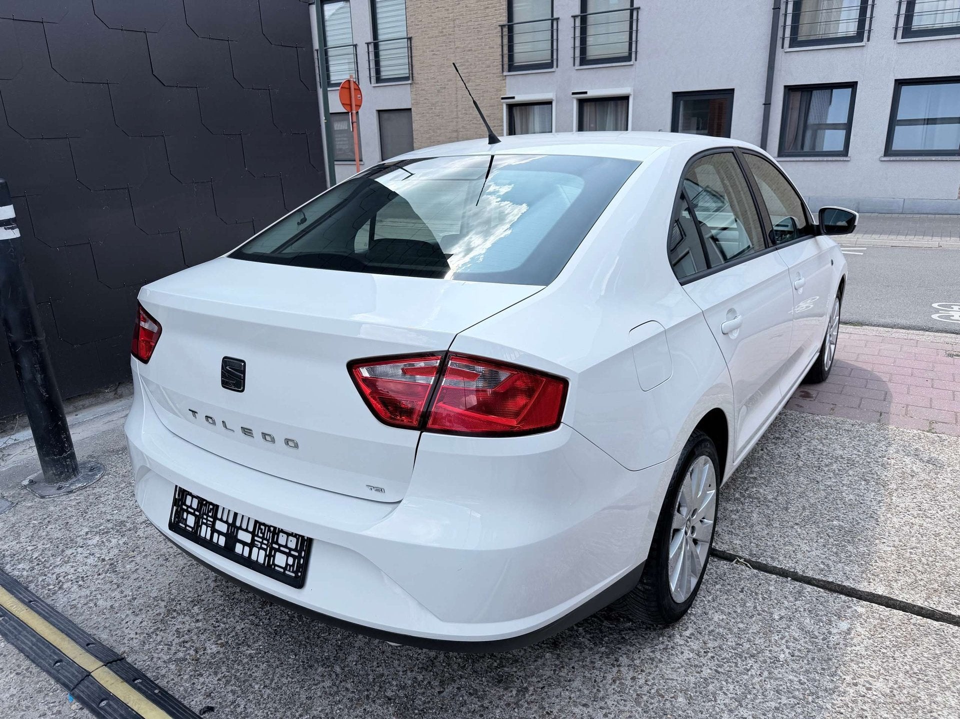SEAT Toledo 1.2 I EDITION STYLE | Camera | Cruise | Navi, Auto's, Euro 5, Gebruikt, Zwart, Wit