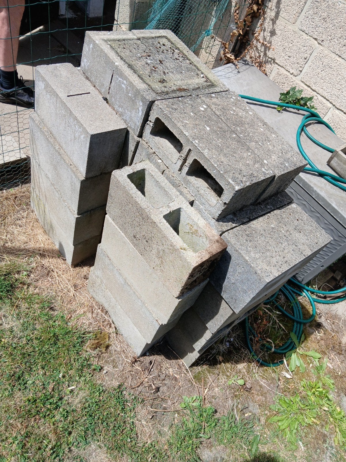 40 blocs de béton de 14 + 4 de 20 et sacs de ciment, Enlèvement
