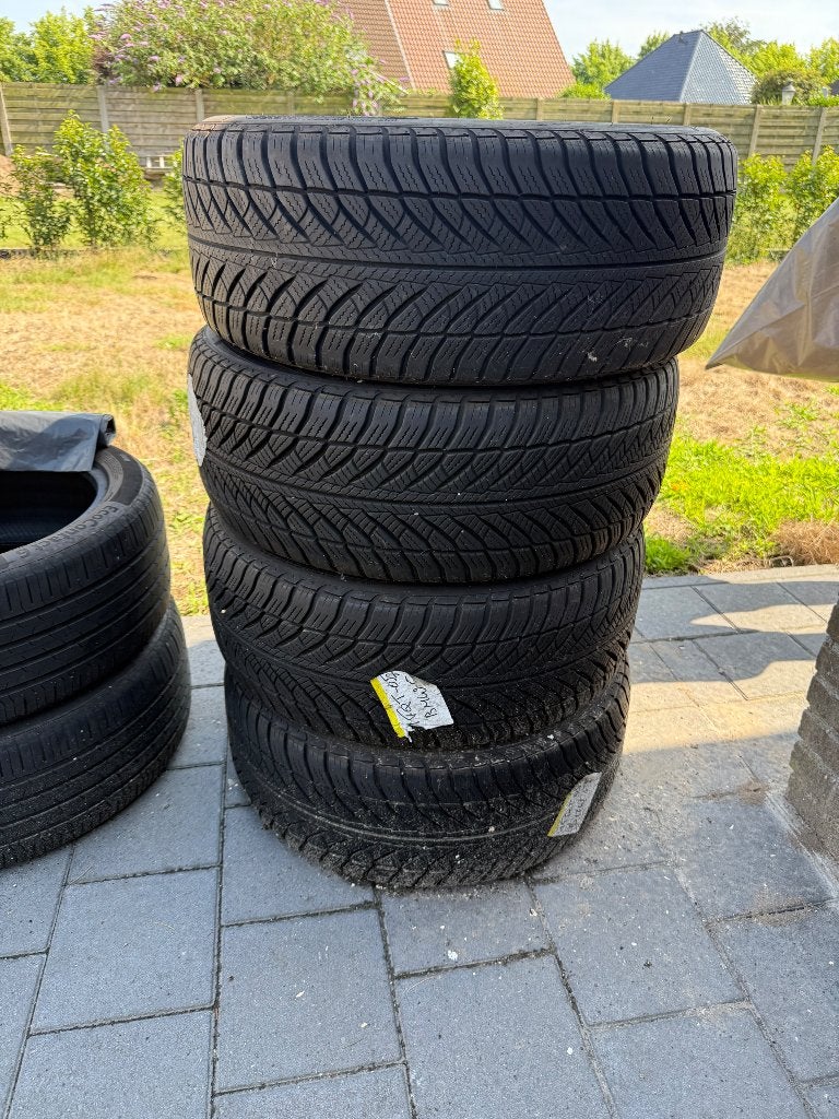 Set winterbanden Goodyear Runflat GOEDE STAAT, Autos : Pièces & Accessoires, Pneus & Jantes, Pneu(s), Pneus hiver, 18 pouces, 245 mm
