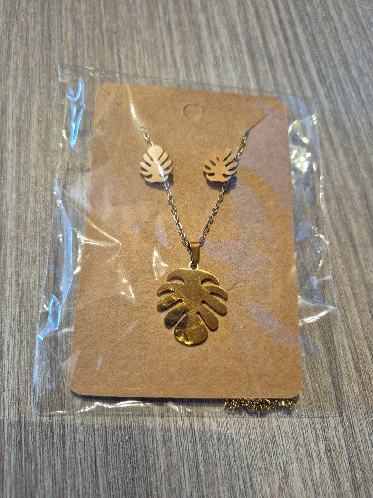 Oorbellen met bijpassende ketting. Goudkleurig, Verzenden