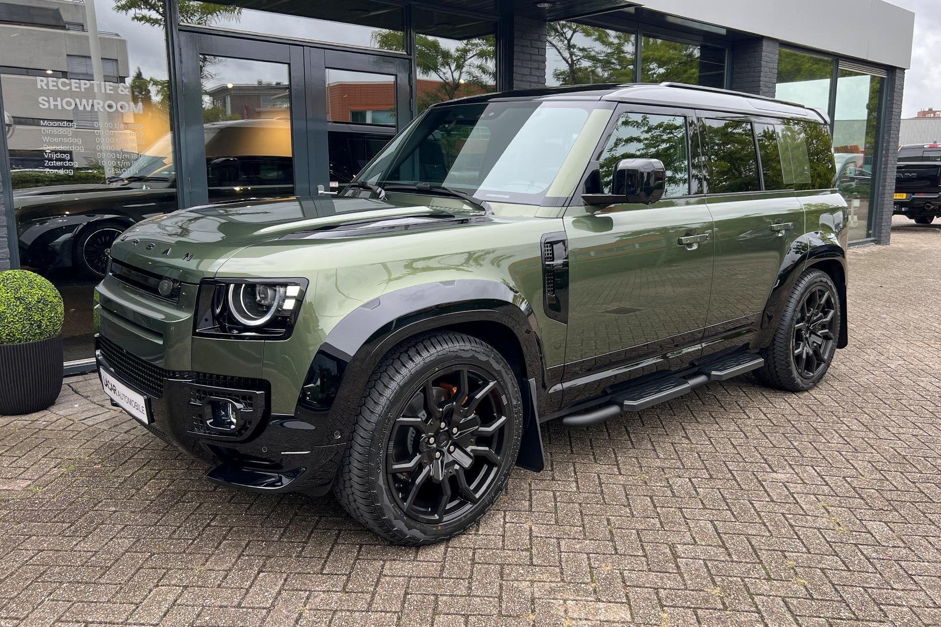 Land Rover Defender 110 P300e X-Dynamic I URBAN Widetrack, Auto's, Automaat, Dealer onderhouden, Gebruikt, Zwart
