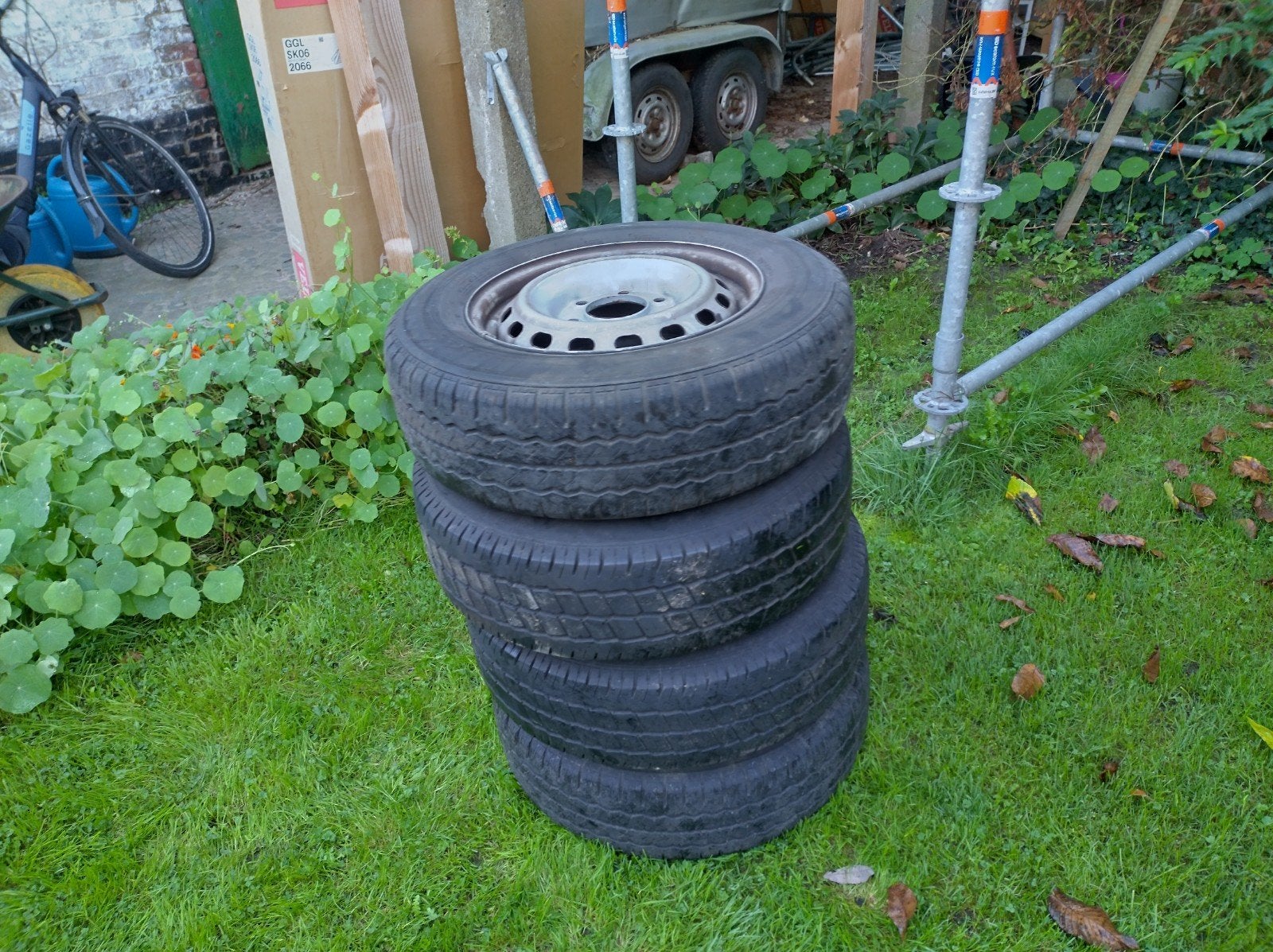 4 banden met velgen 215/70 R16C, Ophalen
