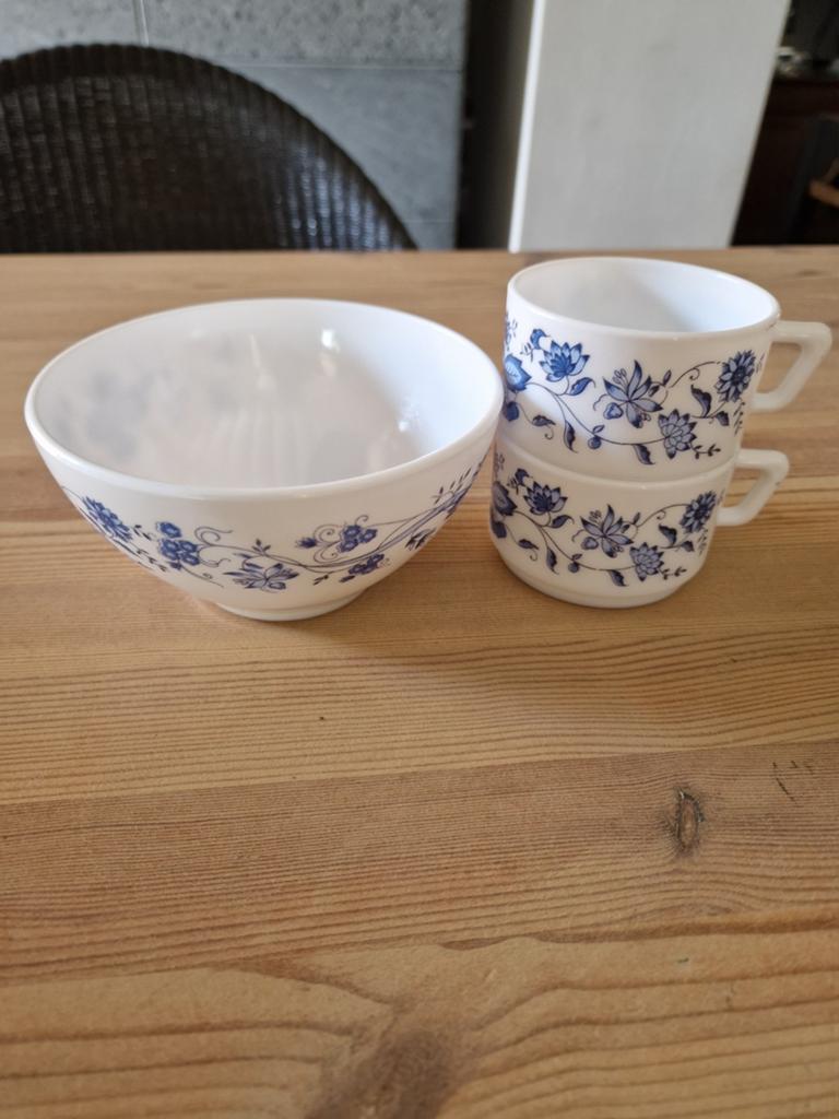 Bol et deux petites tasses Arcopal modèle Aster, Ophalen of Verzenden