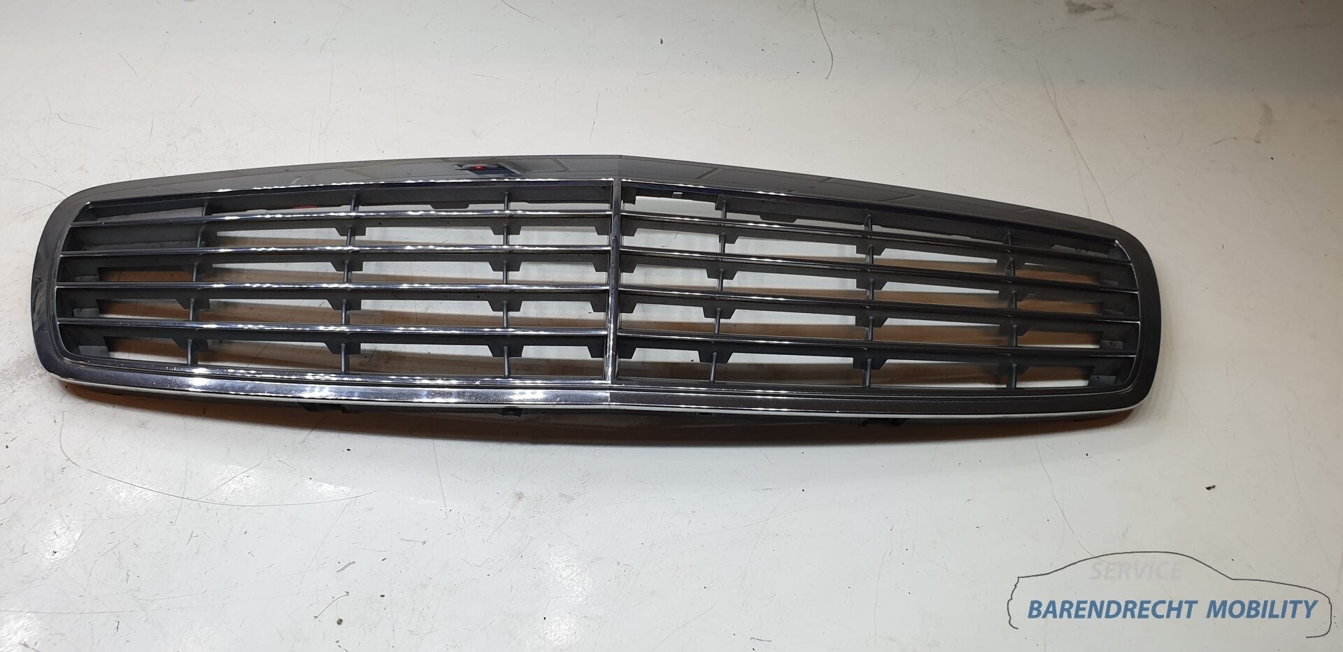 Grille de calandre Elegance Mercedes Classe E W211 S211 A211, Mercedes-Benz AG, Mercedes-Benz, Utilisé, Mercedesstrasse 120
70372  Stuttgart, DE