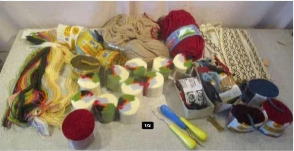 Belle collection en laine et autres matériaux à broder, Enlèvement ou Envoi, Comme neuf