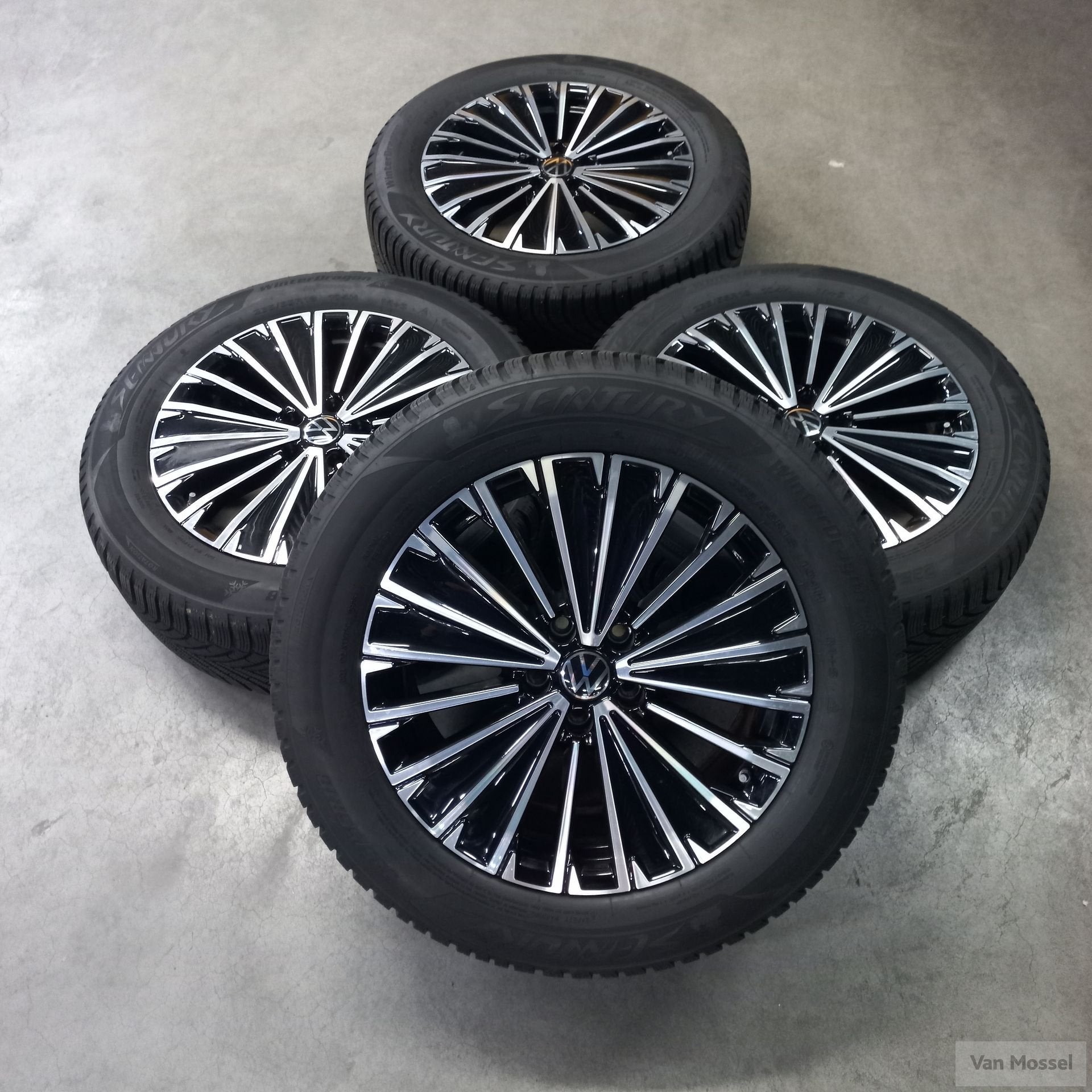 Volkswagen Tiguan Sentury Winter Dragon 235/55/R18 104H, 18 inch, Gebruikt, -, -