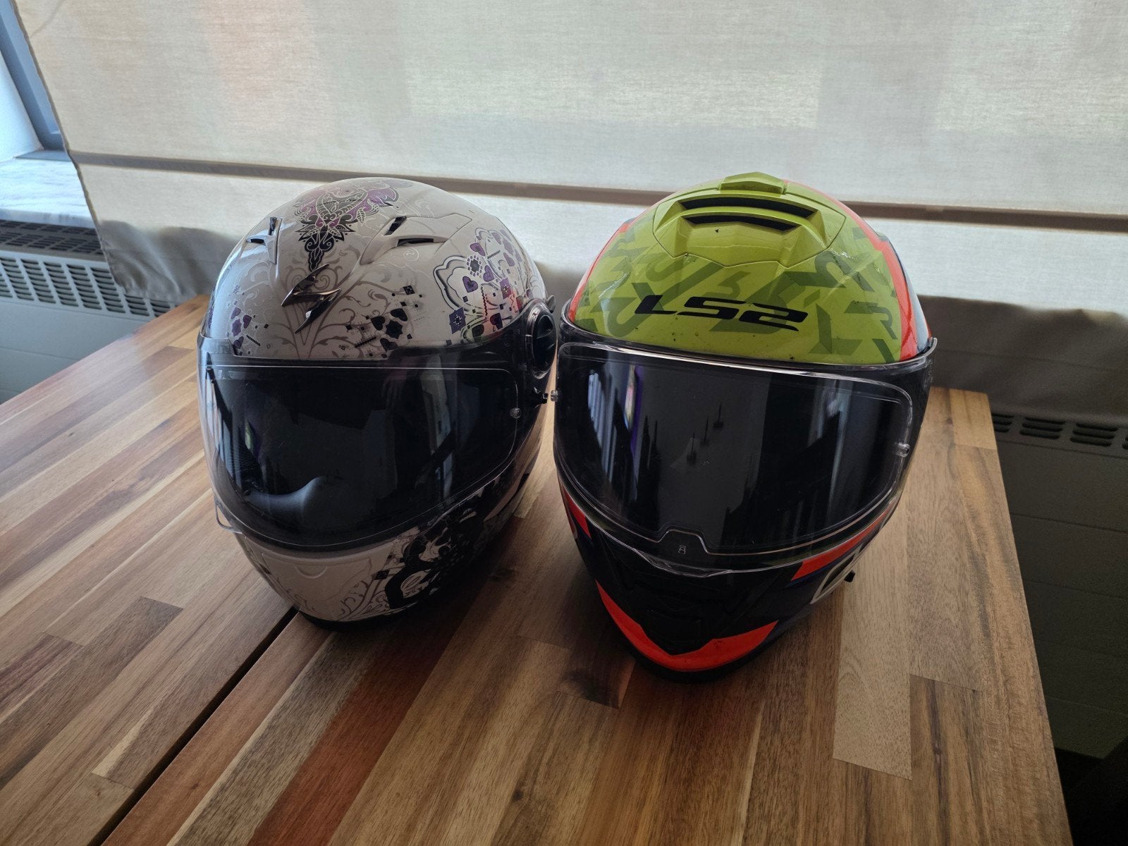 2 moto helmen, Motoren, Ophalen