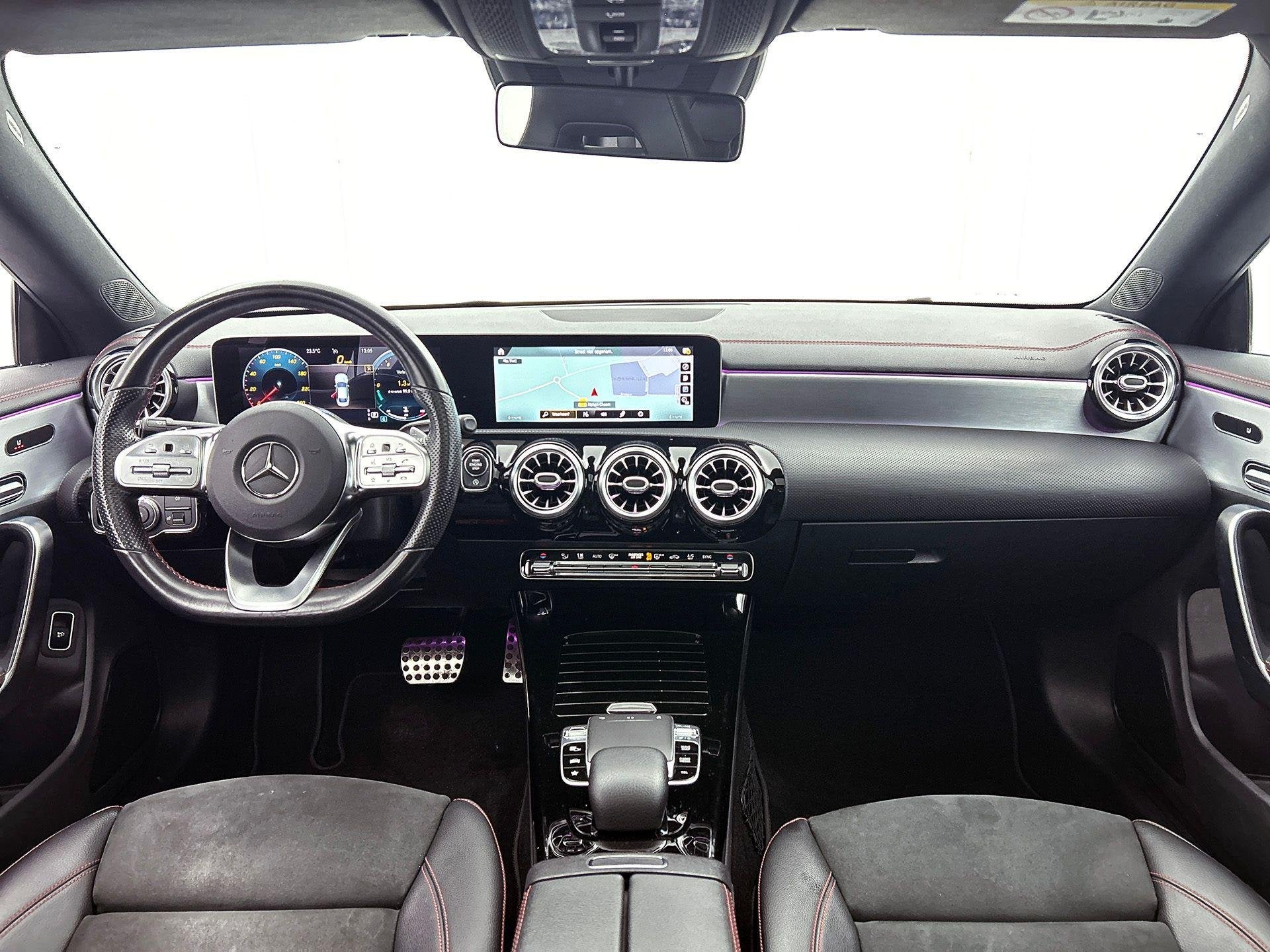 Mercedes-Benz CLA-Klasse 250 e Coupé AMG Line | Panoramisch, Auto's, Mercedes-Benz, Stof, 4 cilinders, 16 kWh, 5 zetels