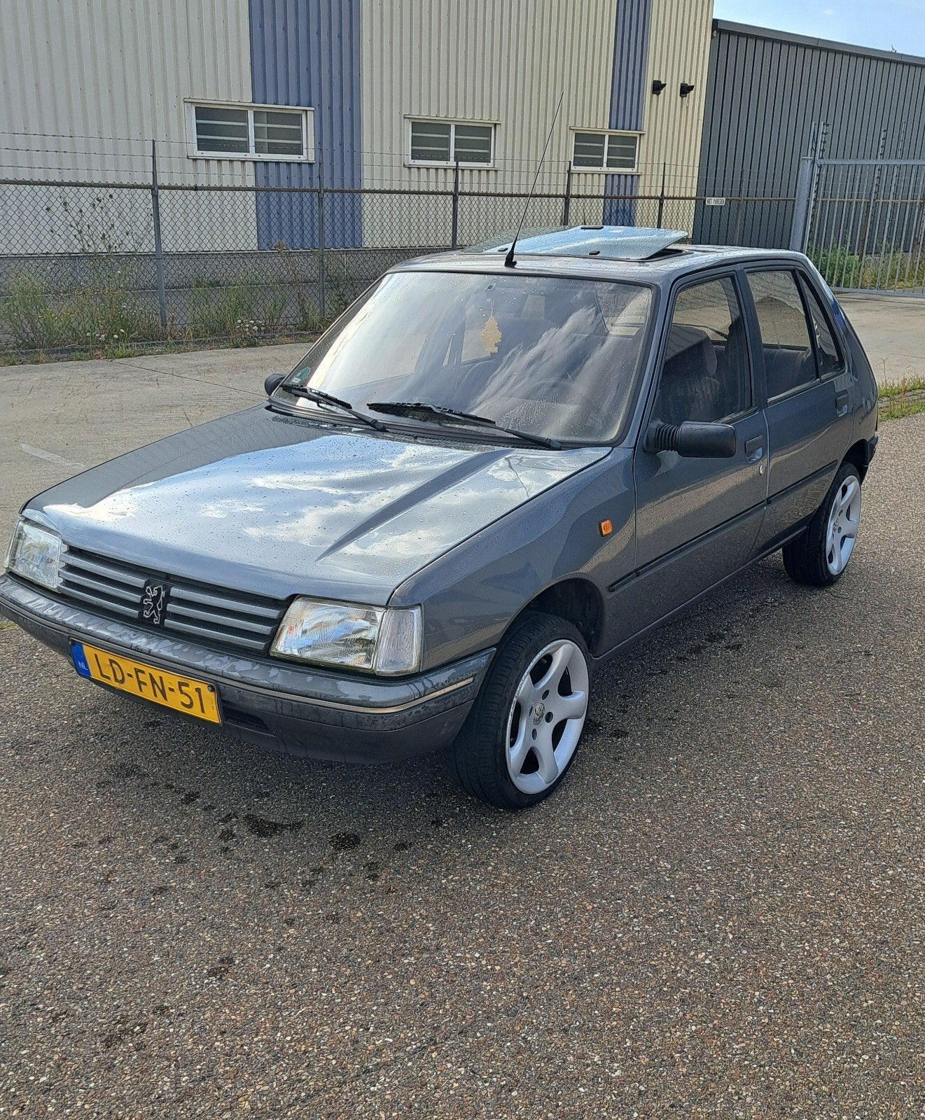 Peugeot 205  5 drs 1.6 AUT, Auto's, Peugeot, 4 zetels, Stof, 880 kg, Overige kleuren
