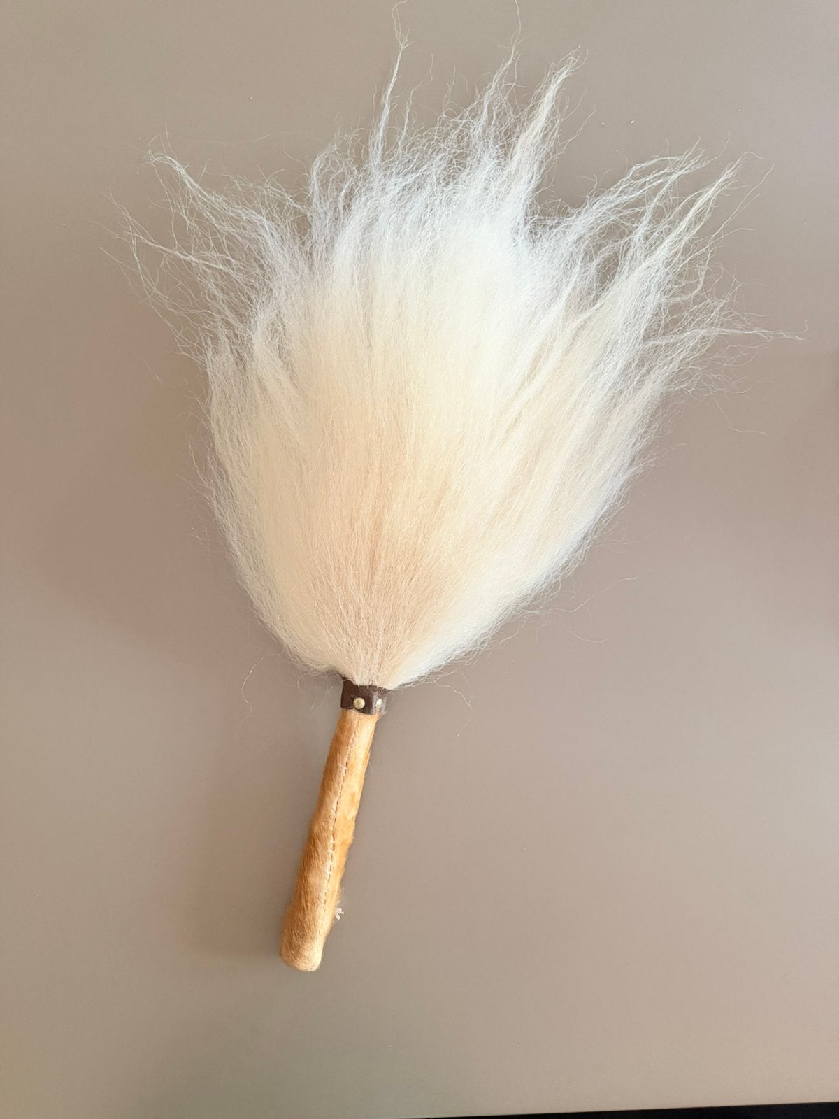 Grote Natuurlijke Witte Chamara - Bruin handvat, Antiek en Kunst, Kunst | Overige Kunst, Ophalen of Verzenden