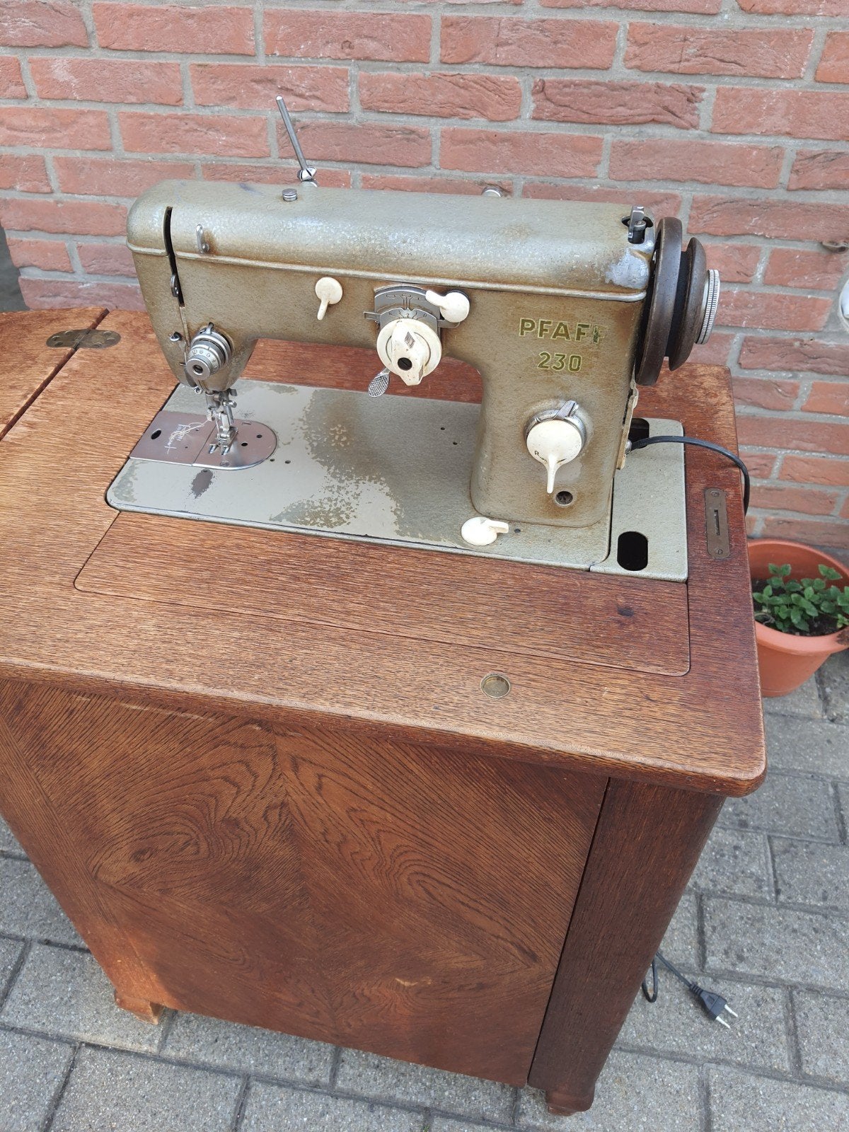 Machine à coudre ancienne avec armoire de rangement Pfaff 23, Enlèvement