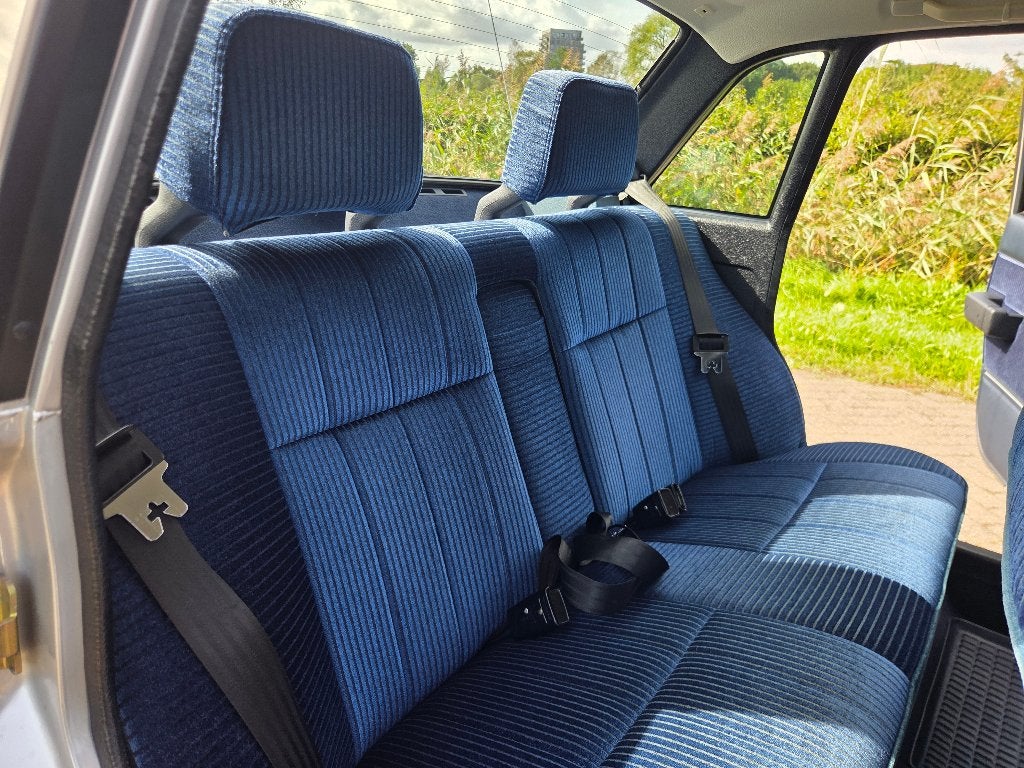 Volvo 240 zilvergrijs-zwart bouwjaar 1987, foto 10