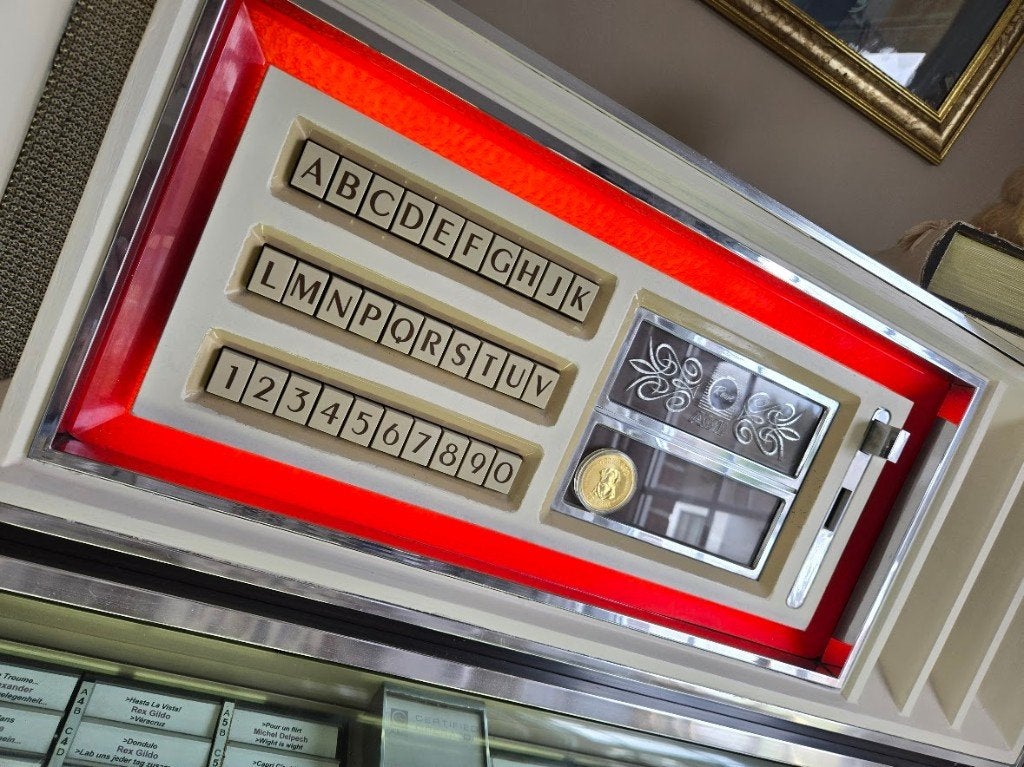 met topplaten gevulde AMI Juke box, Ophalen, Gebruikt