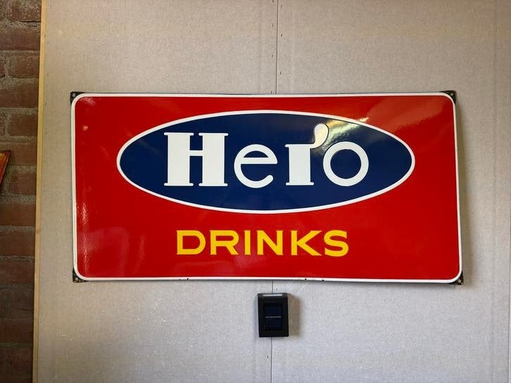 Vintage Hero Drinks Emaille Reclamebord