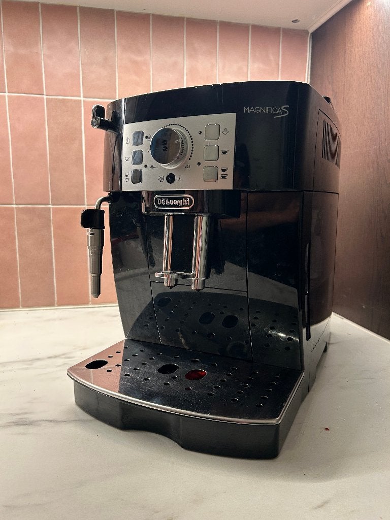 Machine à café De'Longhi Magnifica S (encore sous garantie), Machine à espresso, Réservoir d'eau amovible, Café en grains, 2 à 4 tasses
