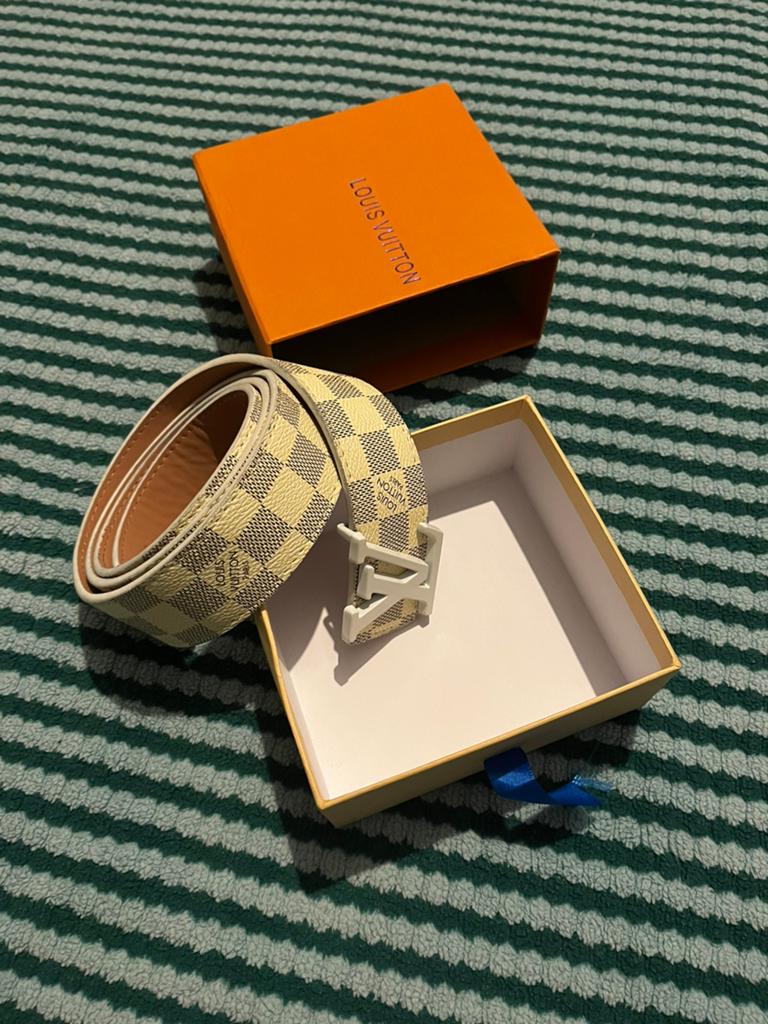 LV belt wit, Bijoux, Sacs & Beauté, Broches, Enlèvement ou Envoi, Comme neuf, Blanc