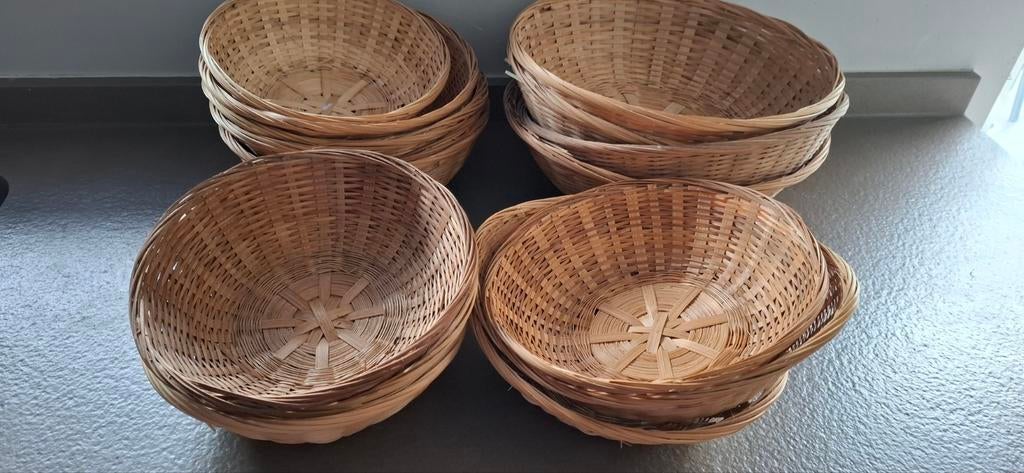 16 rieten mandjes 15€, Ophalen