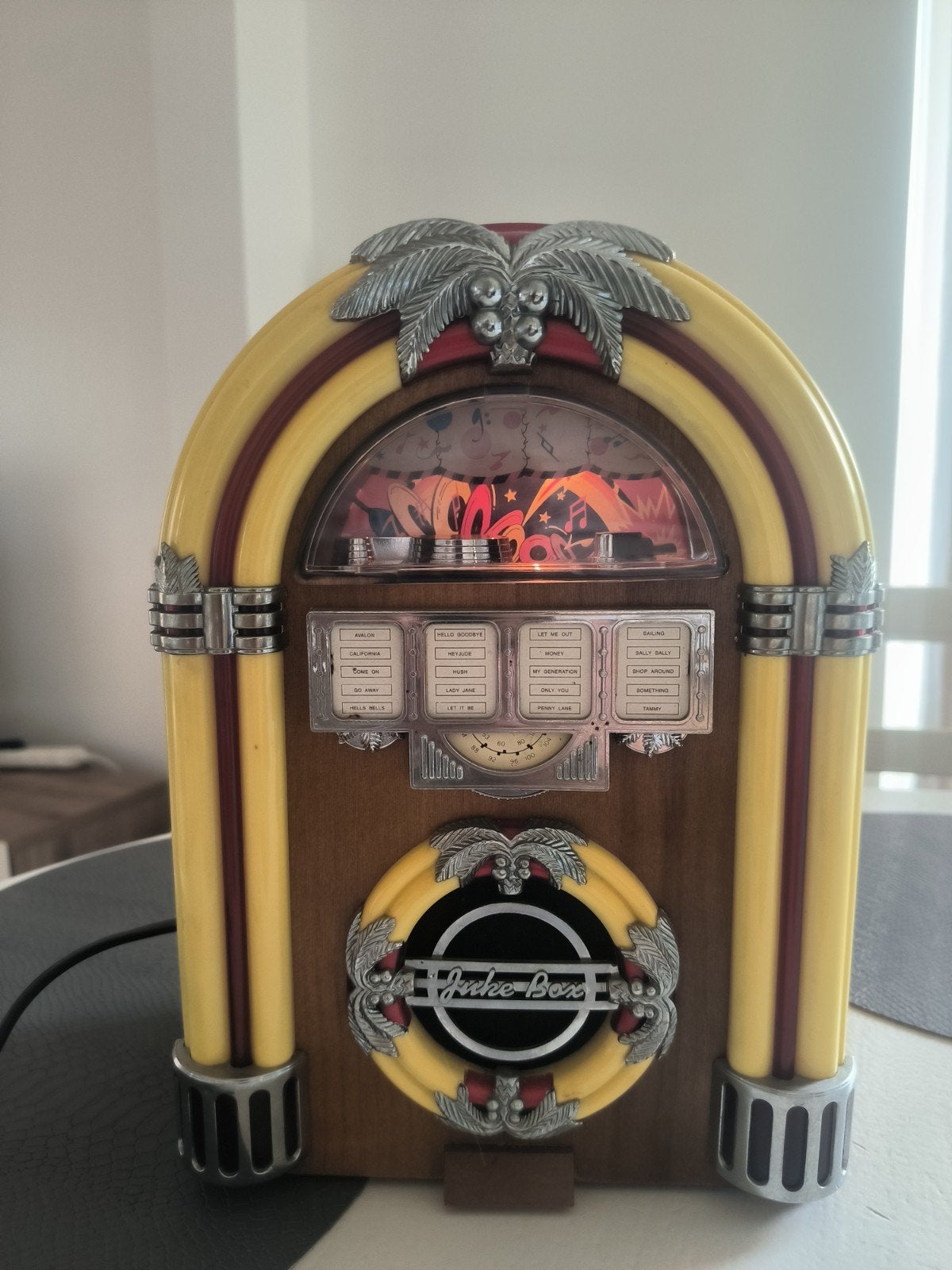 Juke box miniature vintage . fonctionne parfaitement.