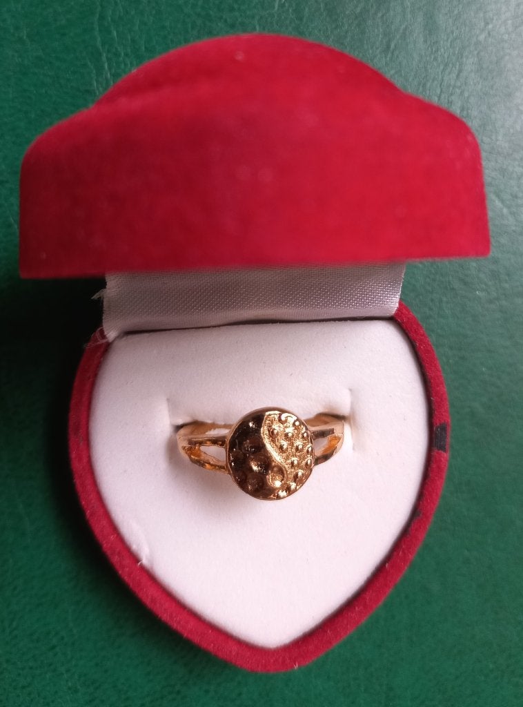 Ring - goudkleurig - yin yang (NIEUW), Nieuw, Ophalen of Verzenden, Kleiner dan 17, Dame