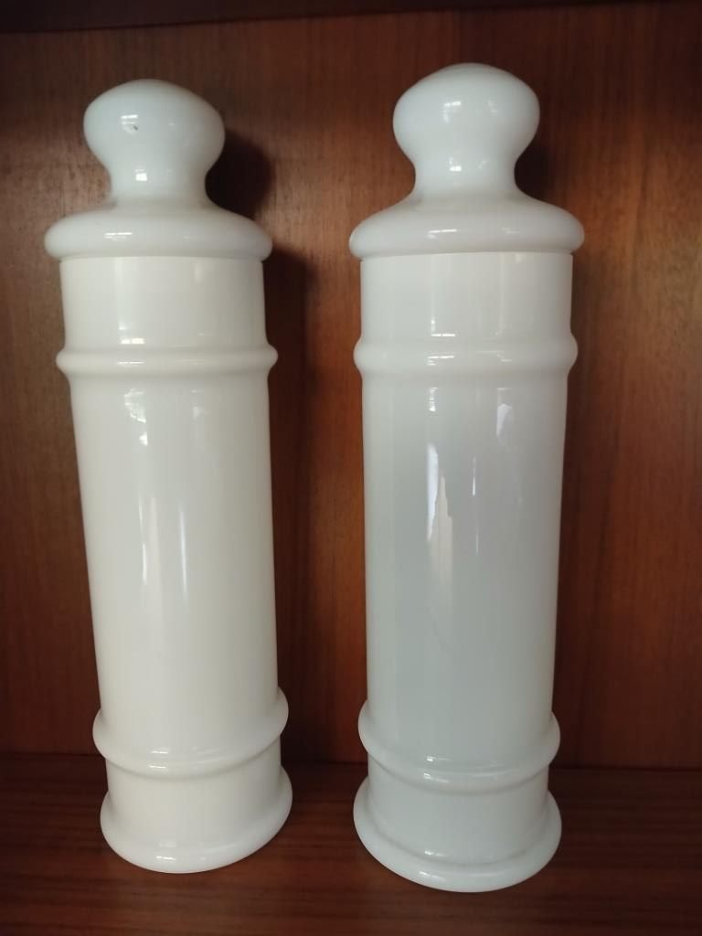 Paar cilindrische apothekerspotten van opaline glas, Ophalen
