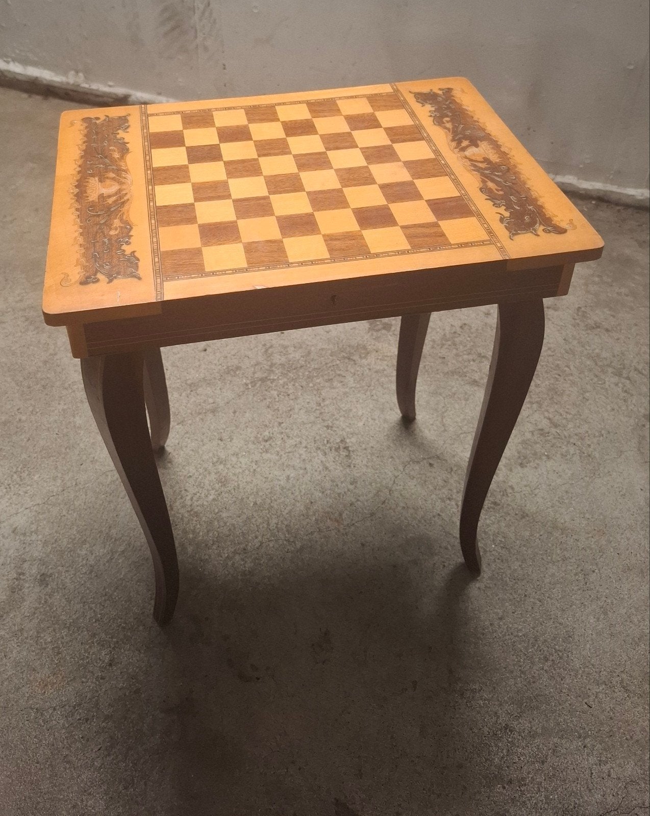 table d'échecs ancienne, Enlèvement