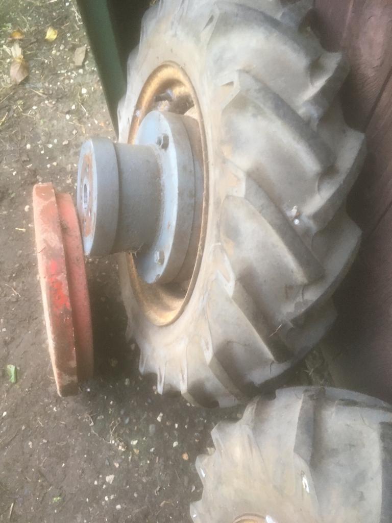 Banden en gewichten en tussenstukken.Banden zijn 70cm hoogte, Zakelijke goederen, Landbouw | Onderdelen | Banden, Velgen en Assen