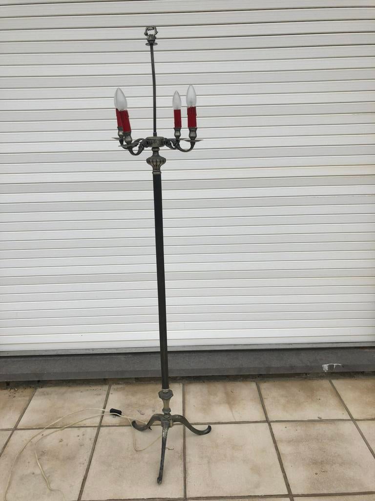 Chandelier en étain, Enlèvement