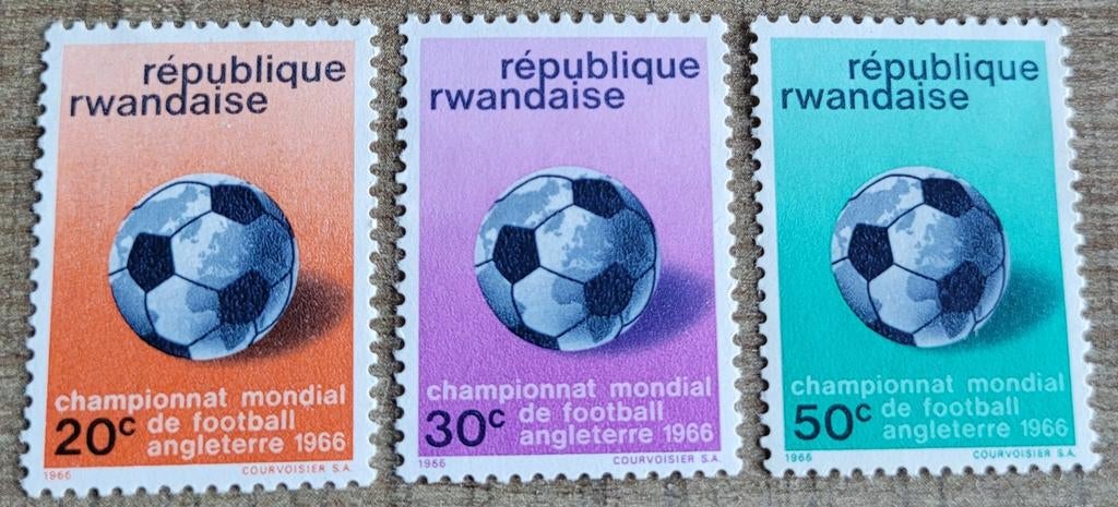 3 oude postzegels: WK voetbal Engeland 1966 - Rwanda, Ophalen of Verzenden, Overige landen, Postfris