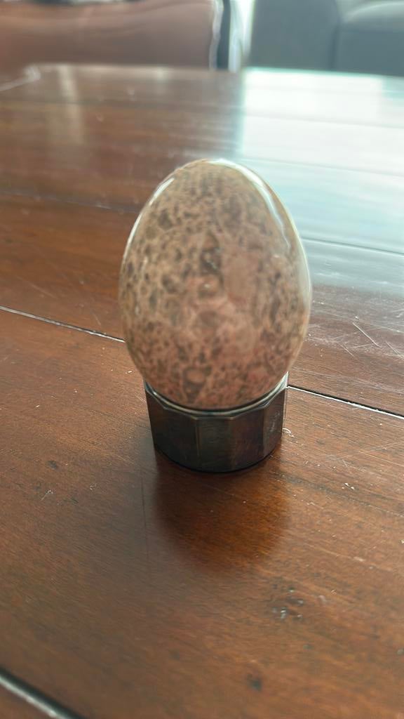 Decoratief ei op een verzilverde ring, Ophalen