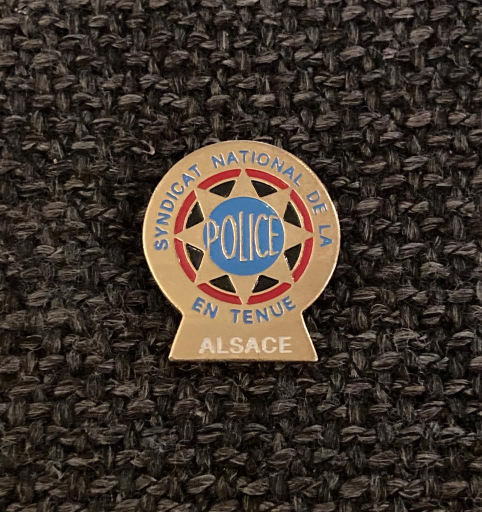 PIN - POLICE EN TENUE - ALSACE - POLITIE, Verzenden, Gebruikt, Overige onderwerpen, Speldje of Pin