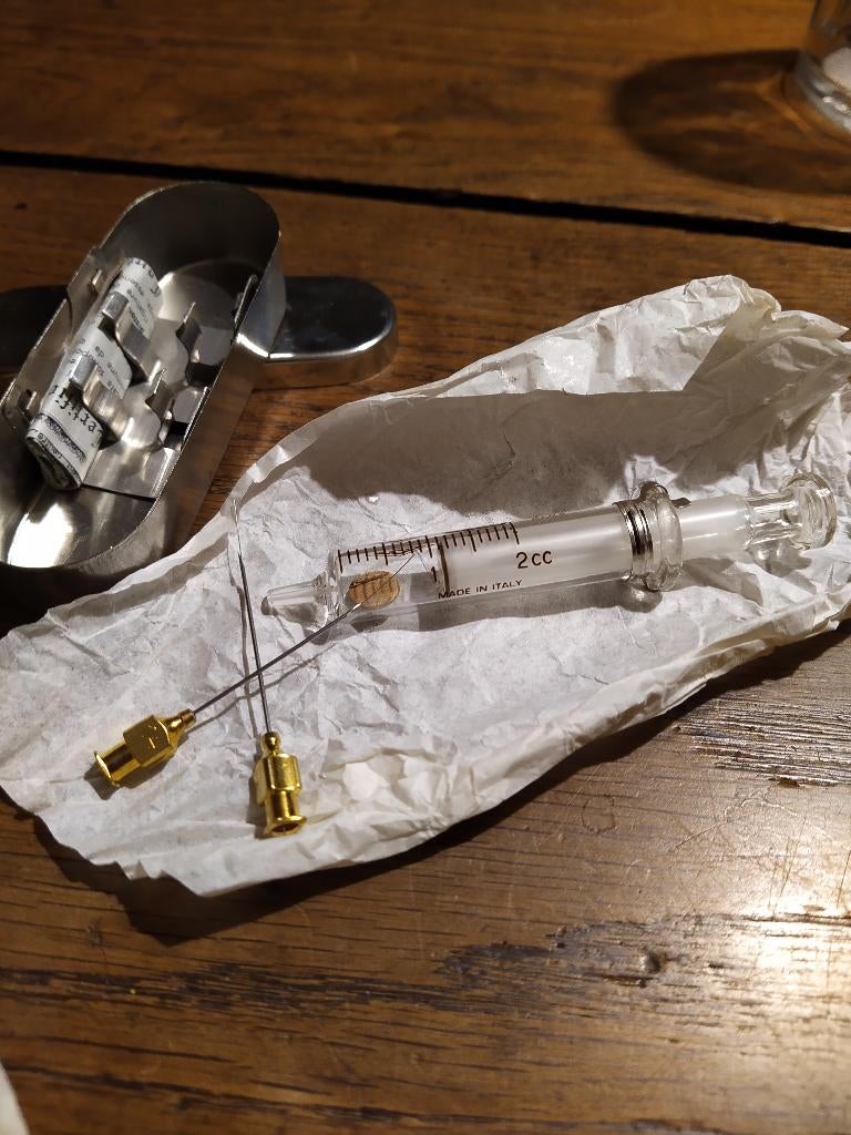 Oude glazen doktersspuit in nieuwstaat !!, Ophalen of Verzenden