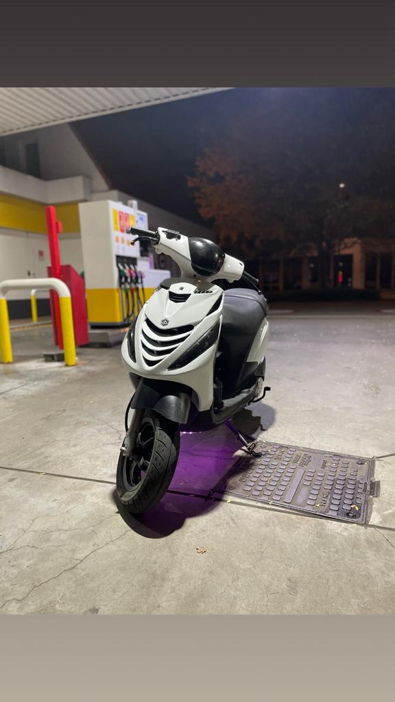 piaggio zip 4t injectie (mag ruilen), Fietsen en Brommers, Ophalen, Zip