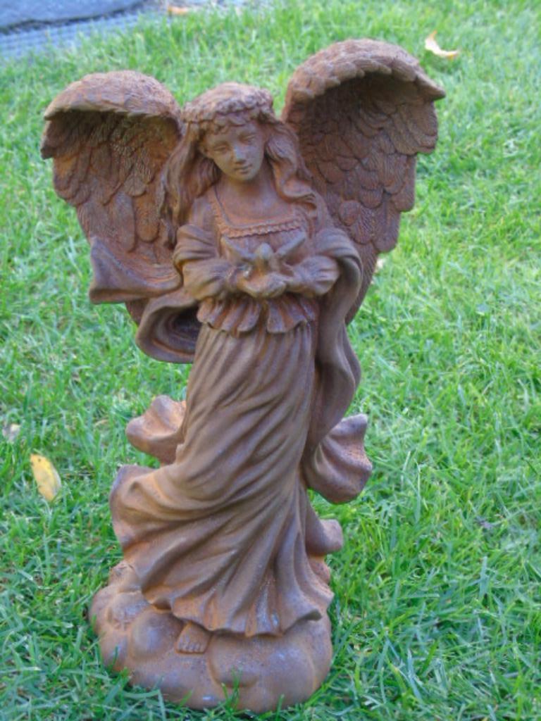 beeld van een engel met een roestig klopje gietijzeren vogel, Tuin en Terras, Tuinbeelden, Nieuw, Engelenbeeld, Metaal, Ophalen of Verzenden