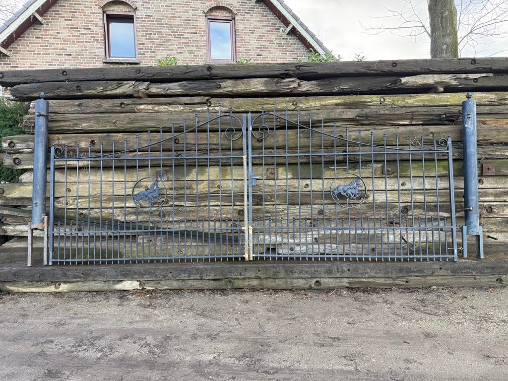 Unieke smeedijzeren poort met paarden echte eyecatcher, Ophalen, Zo goed als nieuw