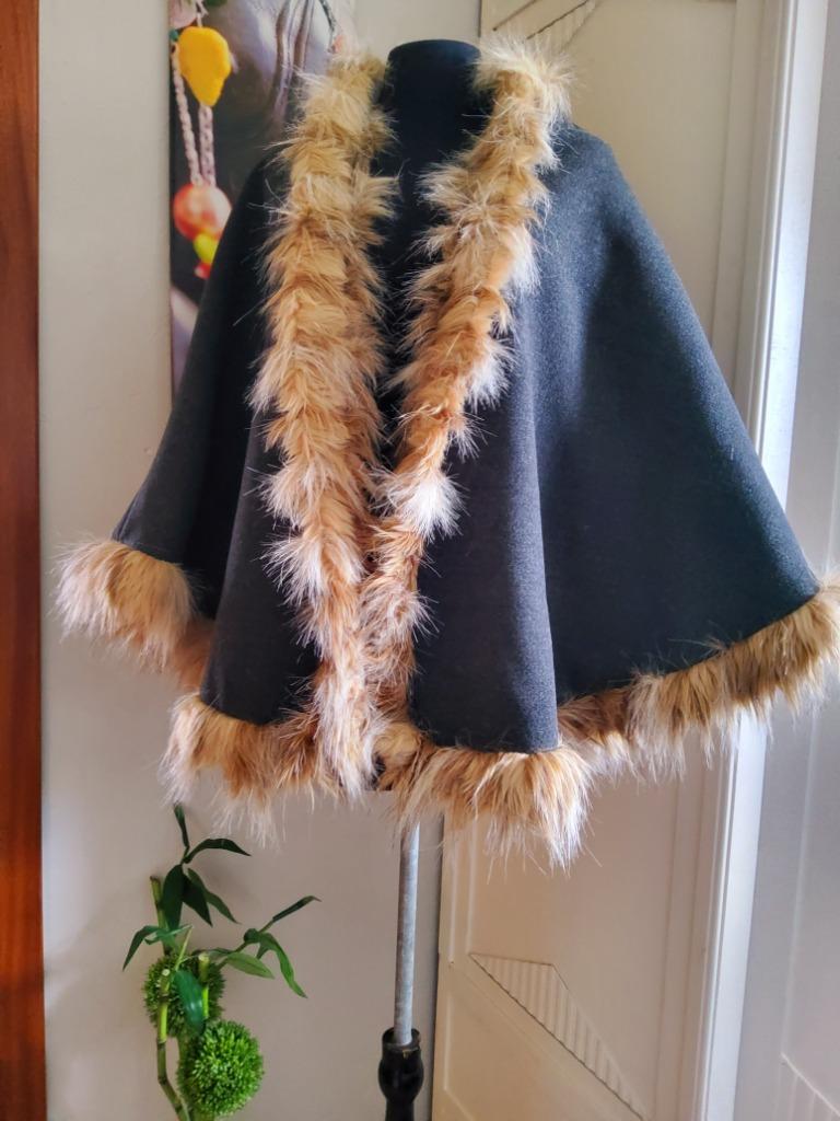 Jas donkere cape / poncho met rijkelijke bont randen nieuw, Maat 38/40 (M), Made in Italy, Nieuw, Ophalen of Verzenden