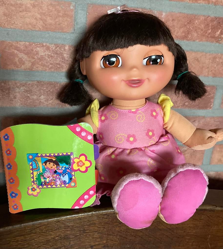 Dora zingt en spreekt,met boekje., Kinderen en Baby's, Speelgoed | Poppen, Ophalen of Verzenden, Zo goed als nieuw, Overige typen