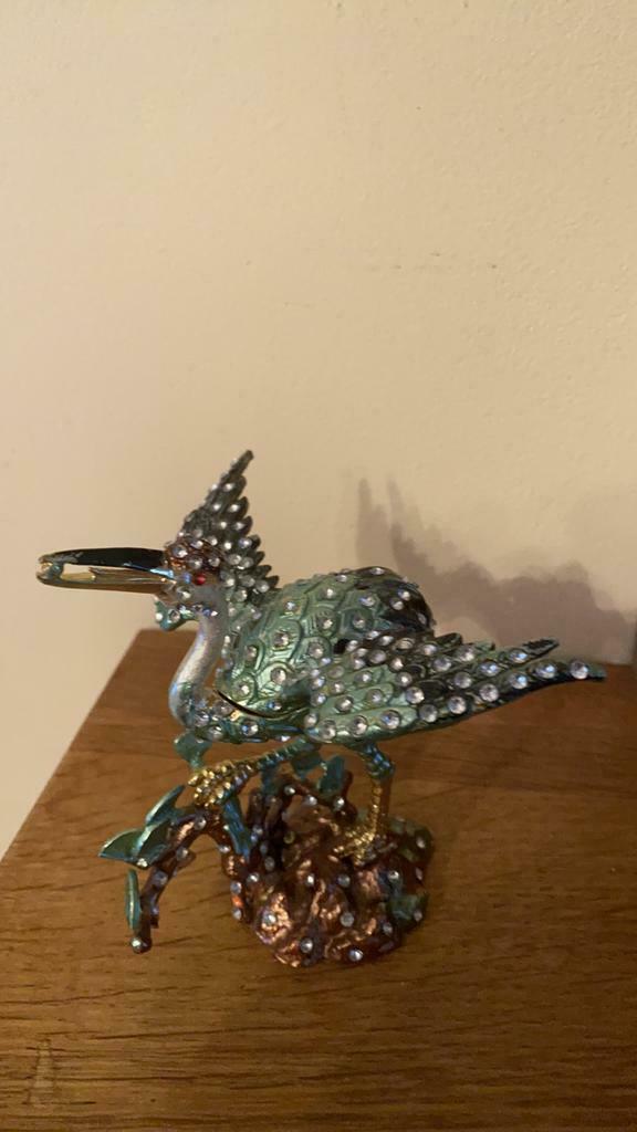 Mooie struisvogel sieraden houder in uitstekende staat, Zo goed als nieuw