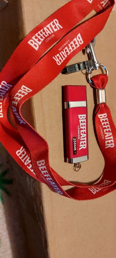 Tour du cou et clé usb beefeater, Enlèvement ou Envoi, Neuf