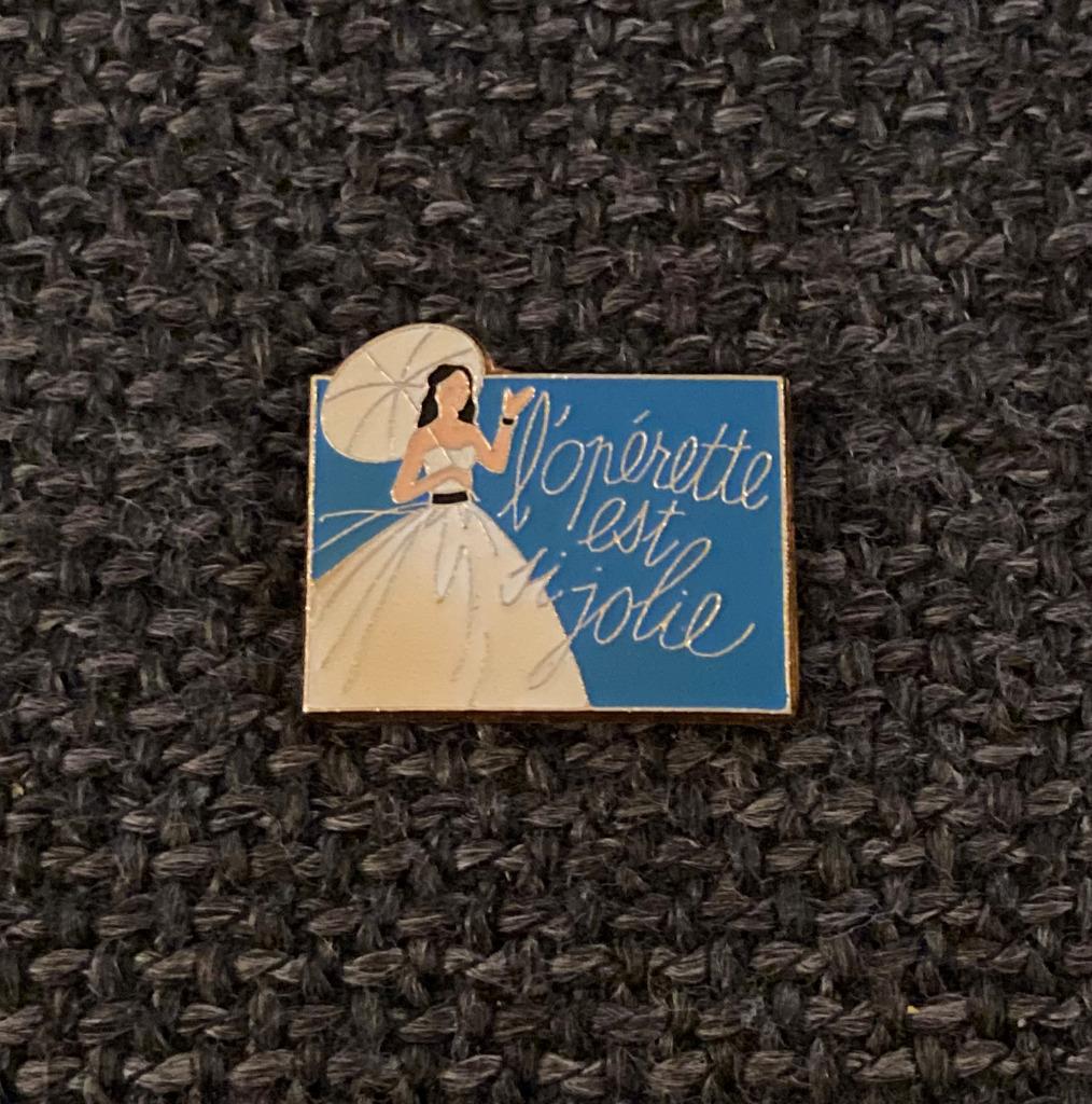 PIN - L'OPERETTE EST SI JOLIE - OPERETTE - OPERA, Envoi, Utilisé, Autres sujets/thèmes, Insigne ou Pin's