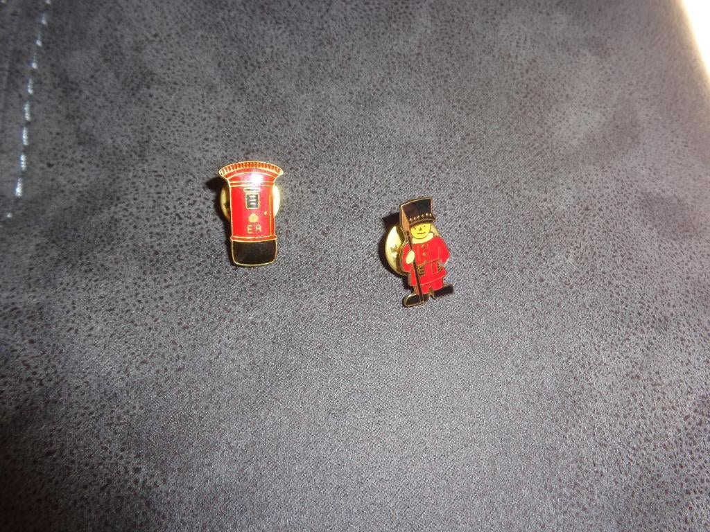 2 pin's "Made in Italie", Collections, Broches, Pins & Badges, Enlèvement