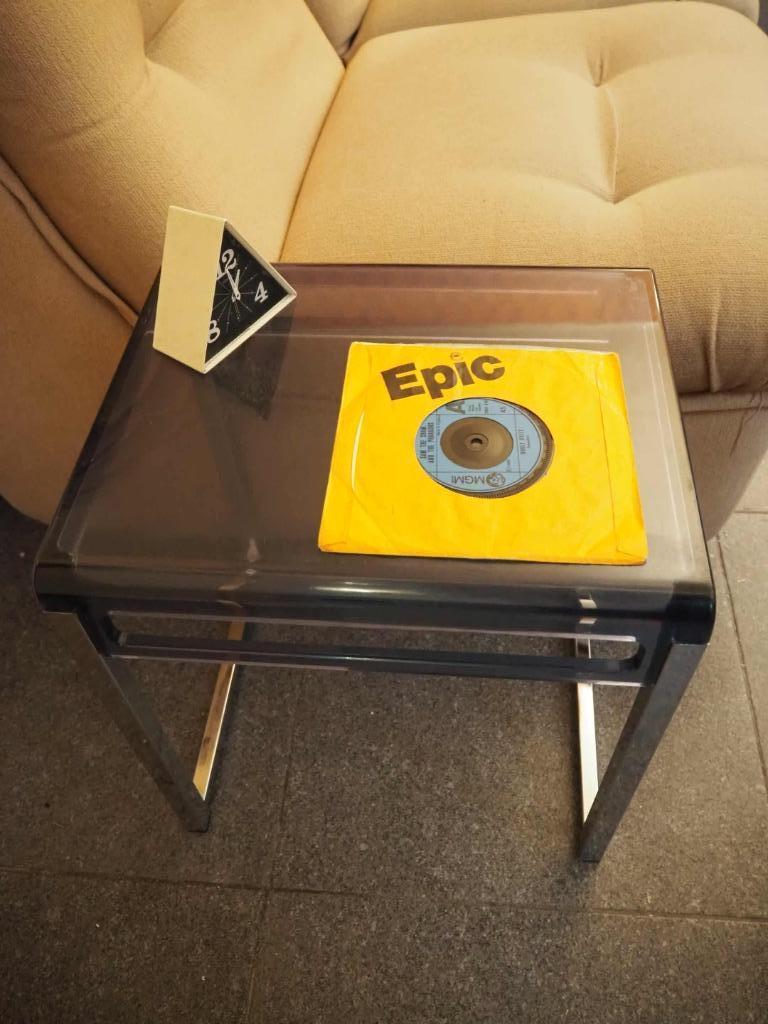 Design bijzettafeltje in chroom en plexiglas, 1970s, Space Age, Moins de 55 cm, Comme neuf, Synthétique