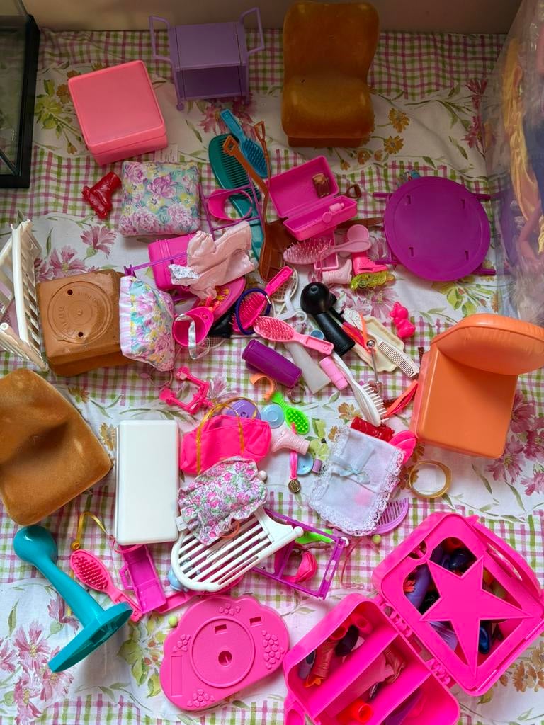 Barbie spulletjes: zetel, bed, tafel, schoenen,…, Kinderen en Baby's, Speelgoed | Poppen, Ophalen of Verzenden, Zo goed als nieuw