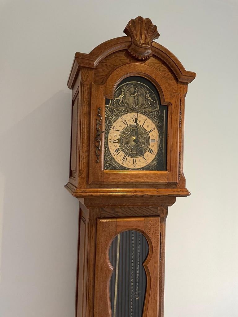 Ancienne horloge en chêne, Enlèvement