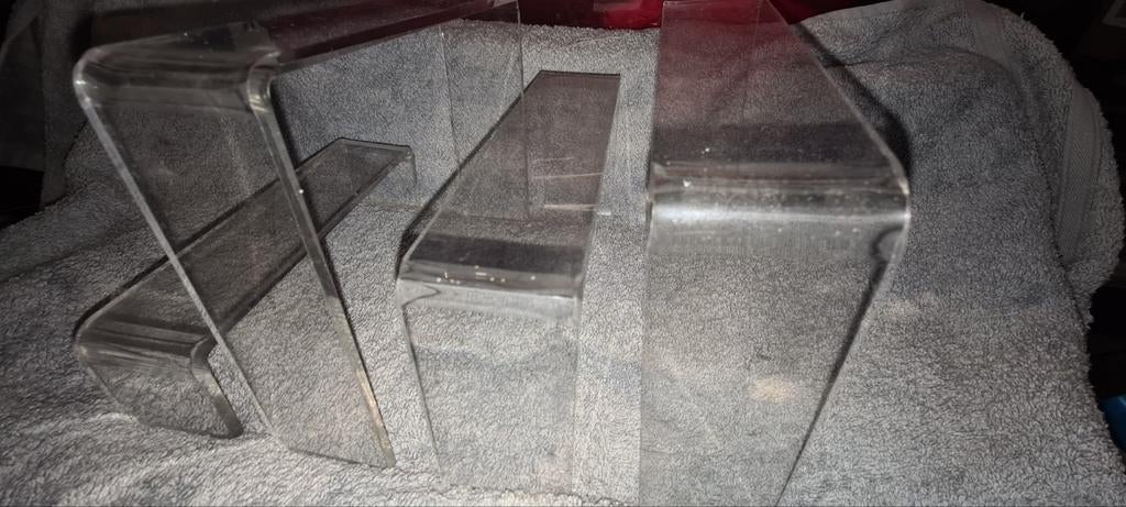 Steunen voor etalage in plexi glas, Ophalen